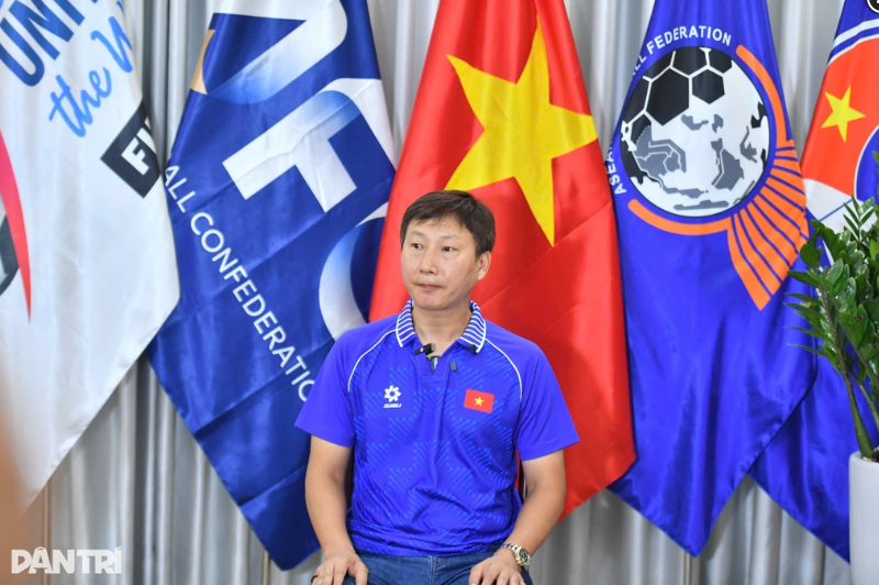 fifa-vinh-danh-hlv-kim-sang-sik